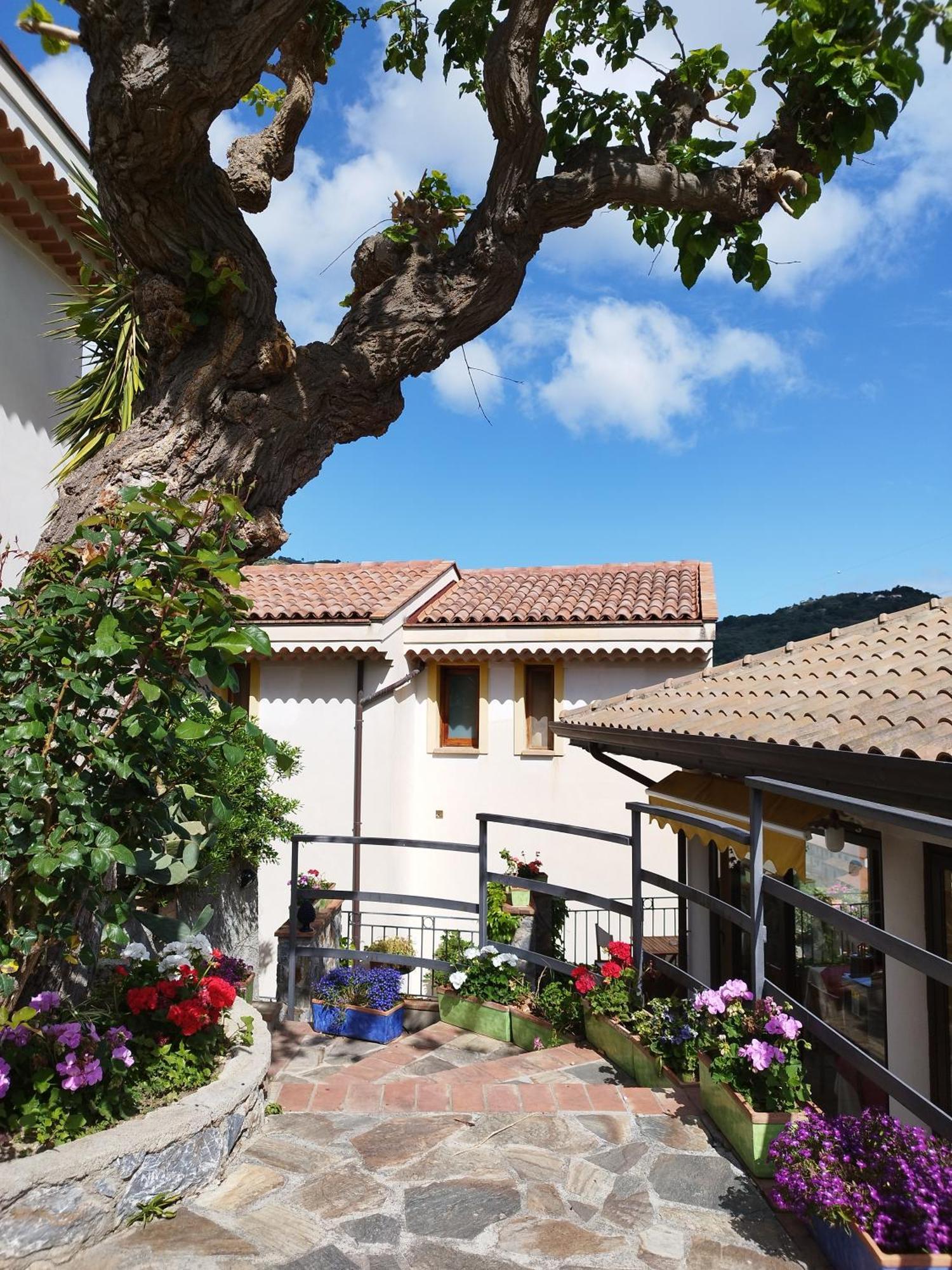 Отель Borgo San Francesco Джоиоза-Мареа Экстерьер фото